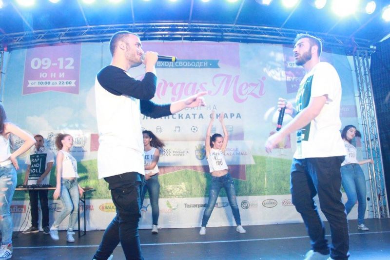 Вижте снимки от уникалния БГ концерт на фестивала вчера, хиляди дойдоха в последния ден на „Бургас мези“ (Снимки) - E-Burgas.com